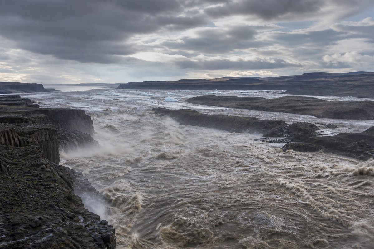A Missoula flood surging across eastern Washington, stripping the land to bare rock and carrying the sediment that later became the Moses Lake dunes